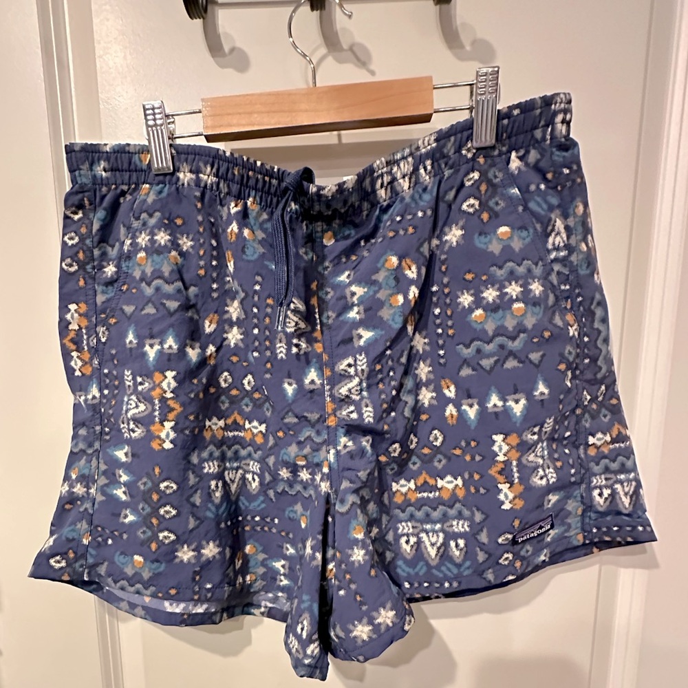 Patagonia Women’s Barely Baggie Shorts 5” - Size Large - Like New!